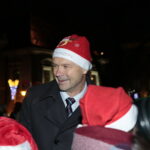 Choinka na kieleckim Rynku. Na zdjęciu Bogdan Wenta - prezydent Kielc  / Marzena Mąkosa / Radio Kielce