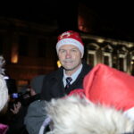 Choinka na kieleckim Rynku. Na zdjęciu Bogdan Wenta - prezydent Kielc  / Marzena Mąkosa / Radio Kielce