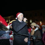 Choinka na kieleckim Rynku. Na zdjęciu Bogdan Wenta - prezydent Kielc  / Marzena Mąkosa / Radio Kielce