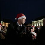 Choinka na kieleckim Rynku. Na zdjęciu Bogdan Wenta - prezydent Kielc  / Marzena Mąkosa / Radio Kielce