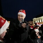 Choinka na kieleckim Rynku. Na zdjęciu Bogdan Wenta - prezydent Kielc  / Marzena Mąkosa / Radio Kielce