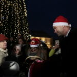 Choinka na kieleckim Rynku. Na zdjęciu Bogdan Wenta - prezydent Kielc  / Marzena Mąkosa / Radio Kielce