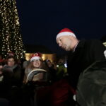 Choinka na kieleckim Rynku. Na zdjęciu Bogdan Wenta - prezydent Kielc  / Marzena Mąkosa / Radio Kielce