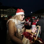 Choinka na kieleckim Rynku. Na zdjęciu po lewej Joanna Winiarska - radna  / Marzena Mąkosa / Radio Kielce