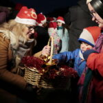 Choinka na kieleckim Rynku. Na zdjęciu po lewej Joanna Winiarska - radna  / Marzena Mąkosa / Radio Kielce