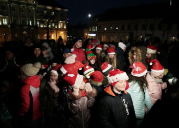 Choinka na kieleckim Rynku / Marzena Mąkosa / Radio Kielce