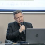 „Misja Wołyń” - spotkanie z cyklu „Kłopoty z historią” w Centrum Edukacyjnym IPN  „Przystanek Historia” w Kielcach. Na zdjęciu: Jacek Bury, organizator akcji porządkowania polskich cmentarzy parafialnych, znajdujących się na terytorium dzisiejszej Ukrainy / Marzena Mąkosa / Radio Kielce