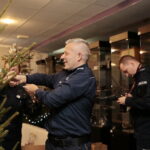 Choinka pod choinkę. Ubieranie choinki przez policję. Insp. Artur Bielecki - komendant Wojewódzki Policji w Kielcach / Marzena Mąkosa / Radio Kielce