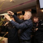 Choinka pod choinkę. Ubieranie choinki przez policję. Insp. Artur Bielecki - komendant Wojewódzki Policji w Kielcach / Marzena Mąkosa / Radio Kielce