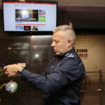 Choinka pod choinkę. Ubieranie choinki przez policję. Insp. Artur Bielecki - komendant Wojewódzki Policji w Kielcach / Marzena Mąkosa / Radio Kielce