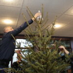 Choinka pod choinkę. Ubieranie choinki przez policję / Marzena Mąkosa / Radio Kielce