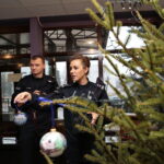 Choinka pod choinkę. Ubieranie choinki przez policję / Marzena Mąkosa / Radio Kielce