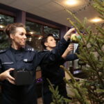 Choinka pod choinkę. Ubieranie choinki przez policję / Marzena Mąkosa / Radio Kielce