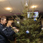 Choinka pod choinkę. Ubieranie choinki przez policję / Marzena Mąkosa / Radio Kielce