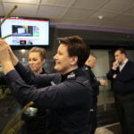 Choinka pod choinkę. Ubieranie choinki przez policję / Marzena Mąkosa / Radio Kielce