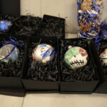 Choinka pod choinkę. Ubieranie choinki przez policję / Marzena Mąkosa / Radio Kielce