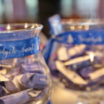 Choinka pod choinkę. Ubieranie choinki przez policję / Marzena Mąkosa / Radio Kielce