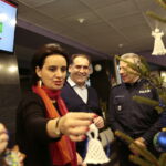 Choinka pod choinkę. Ubieranie choinki przez policję. Na zdjęciu (od lewej): Magdalena Sitek - redaktor Radia Kielce, Janusz Knap - prezes Zarządu Radia Kielce i insp. Artur Bielecki - komendant Wojewódzki Policji w Kielcach / Marzena Mąkosa / Radio Kielce