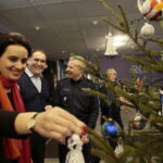 Choinka pod choinkę. Ubieranie choinki przez policję. Na zdjęciu (od lewej): Magdalena Sitek - redaktor Radia Kielce, Janusz Knap - prezes Zarządu Radia Kielce i insp. Artur Bielecki - komendant Wojewódzki Policji w Kielcach / Marzena Mąkosa / Radio Kielce