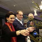 Choinka pod choinkę. Ubieranie choinki przez policję. Na zdjęciu (od lewej): Magdalena Sitek - redaktor Radia Kielce, Janusz Knap - prezes Zarządu Radia Kielce i insp. Artur Bielecki - komendant Wojewódzki Policji w Kielcach / Marzena Mąkosa / Radio Kielce