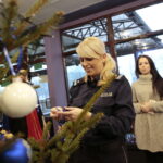 Choinka pod choinkę. Ubieranie choinki przez policję / Marzena Mąkosa / Radio Kielce