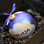 Choinka pod choinkę. Ubieranie choinki przez policję / Marzena Mąkosa / Radio Kielce