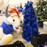 Choinka pod choinkę. Ubieranie choinki przez policję / Marzena Mąkosa / Radio Kielce