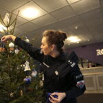 Choinka pod choinkę. Ubieranie choinki przez policję / Marzena Mąkosa / Radio Kielce