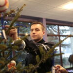 Choinka pod choinkę. Ubieranie choinki przez policję / Marzena Mąkosa / Radio Kielce