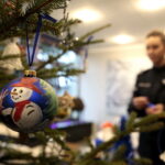 Choinka pod choinkę. Ubieranie choinki przez policję / Marzena Mąkosa / Radio Kielce