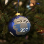 Choinka pod choinkę. Ubieranie choinki przez policję / Marzena Mąkosa / Radio Kielce