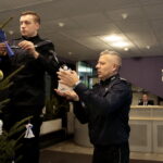 Choinka pod choinkę. Ubieranie choinki przez policję / Marzena Mąkosa / Radio Kielce