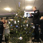 Choinka pod choinkę. Ubieranie choinki przez policję / Marzena Mąkosa / Radio Kielce