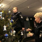 Choinka pod choinkę. Ubieranie choinki przez policję / Marzena Mąkosa / Radio Kielce
