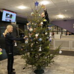 Choinka pod choinkę. Ubieranie choinki przez policję / Marzena Mąkosa / Radio Kielce