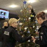Choinka pod choinkę. Ubieranie choinki przez policję / Marzena Mąkosa / Radio Kielce
