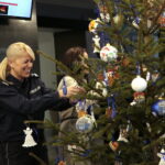 Choinka pod choinkę. Ubieranie choinki przez policję / Marzena Mąkosa / Radio Kielce