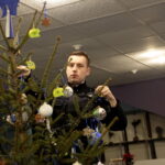 Choinka pod choinkę. Ubieranie choinki przez policję / Marzena Mąkosa / Radio Kielce