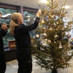 Choinka pod choinkę. Ubieranie choinki przez policję / Marzena Mąkosa / Radio Kielce