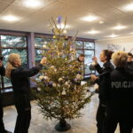 Choinka pod choinkę. Ubieranie choinki przez policję / Marzena Mąkosa / Radio Kielce