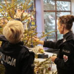 Choinka pod choinkę. Ubieranie choinki przez policję / Marzena Mąkosa / Radio Kielce