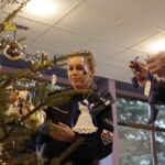 Choinka pod choinkę. Ubieranie choinki przez policję / Marzena Mąkosa / Radio Kielce