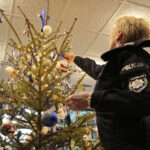 Choinka pod choinkę. Ubieranie choinki przez policję / Marzena Mąkosa / Radio Kielce
