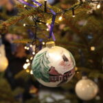 Choinka pod choinkę. Ubieranie choinki przez policję / Marzena Mąkosa / Radio Kielce