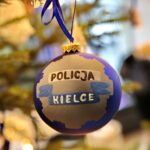 Choinka pod choinkę. Ubieranie choinki przez policję / Marzena Mąkosa / Radio Kielce