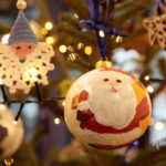 Choinka pod choinkę. Ubieranie choinki przez policję / Marzena Mąkosa / Radio Kielce