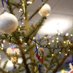 Choinka pod choinkę. Ubieranie choinki przez policję / Marzena Mąkosa / Radio Kielce