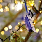 Choinka pod choinkę. Ubieranie choinki przez policję / Marzena Mąkosa / Radio Kielce