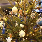 Choinka pod choinkę. Ubieranie choinki przez policję / Marzena Mąkosa / Radio Kielce