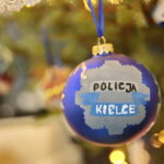 Choinka pod choinkę. Ubieranie choinki przez policję / Marzena Mąkosa / Radio Kielce